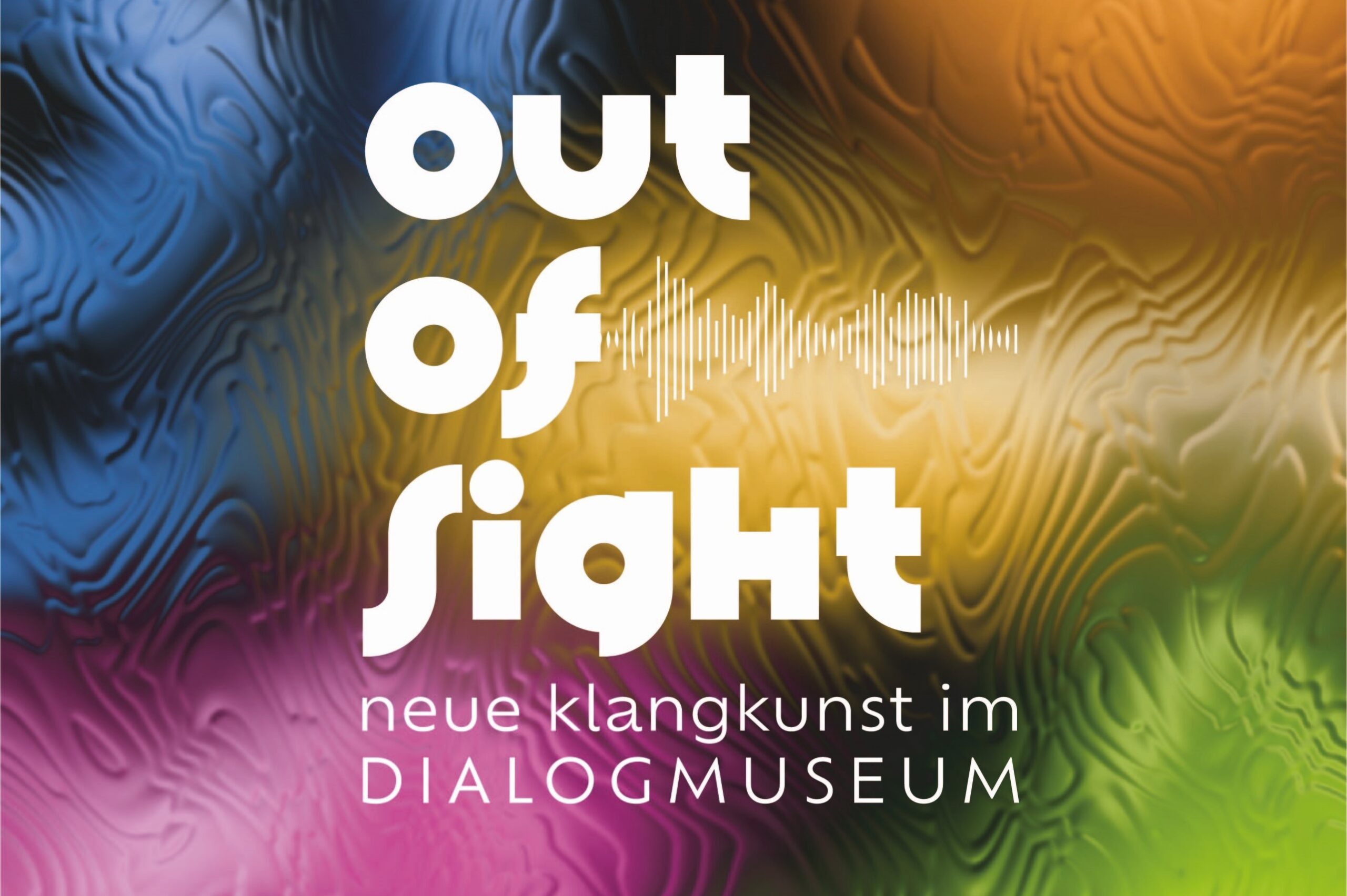 The picture shows 5 figures in different colors on a black background. The figures have the colors blue (upper left corner), pink (lower left corner), orange (upper right corner), green (lower right corner, yellow (middle). The figures can be seen blurred through a transparent dynamic wave structure. In the middle is the logo “Out of Sight - New Sound Art at the DIALOGMUSEUM” in white lettering. The sound of the exhibition name is represented by white columns of different sizes.