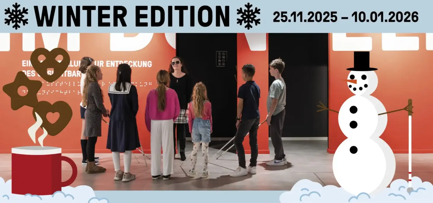 You can see the red wall in the museum foyer and the two dark entrances to the exhibition. In front of them stands a group of children with long sticks in a semicircle. They stand with their backs to the viewer around a woman. She has long brown hair and wears sunglasses. On the right side of the picture, you can see a sketched snowman with a long stick. On the left side of the picture, you can see a sketched red cup with steaming contents. Above it, you can see gingerbread cookies in various shapes. At the top, there is a light blue banner with information about the winter edition. Translated with DeepL.com (free version)