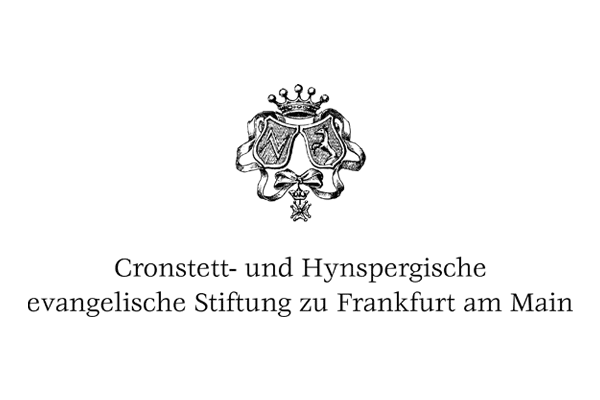 Logo, in schwarzer Schrift: "Cronstetten- und Hynspergische evangelische Stiftung zu Frankfurt am Main", darüber zwei Wappen durch ein Band eingefasst mit Krone als oberer Abschluss.