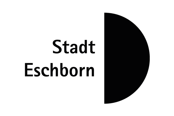 Logo der Stadt Eschborn, schwarze Schrift auf weißem Grund. Stadt Eschborn untereinander daneben ein schwarzer Halbkreis