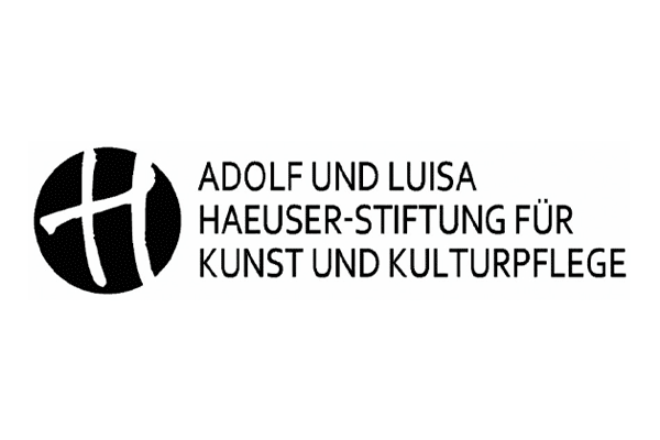 Logo, in schwarzer Schrift: "Adolf und Luisa Haeuser-Stiftung für Kunst und Kulturpflege", links ein stilisiertes "H" in weiß in einem schwarzen Kreis.