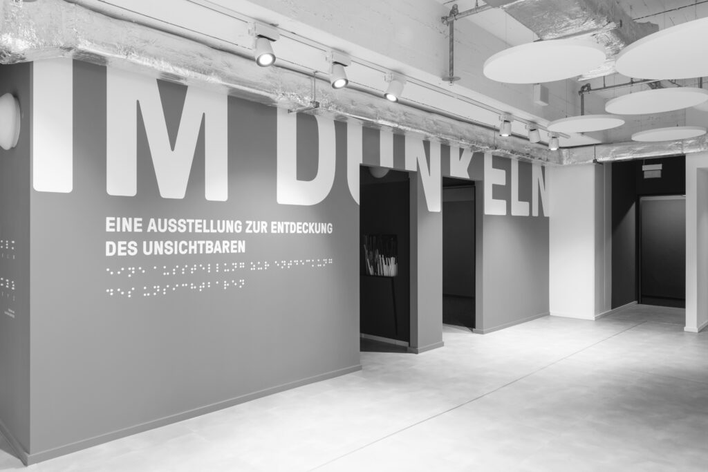 Museumsfoyer mit dem Ein- und Ausgang zur Ausstellung sowie zum KlangRaum.