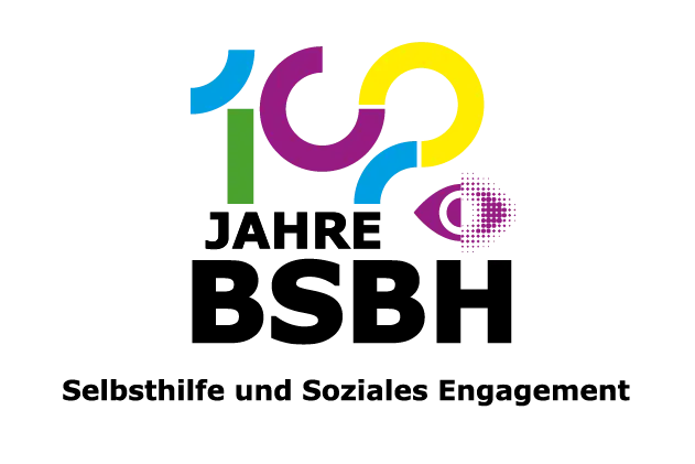 Ausstellungs-Logo zur 100-Jahr-Feier, in blau, grün, lila und gelb geschwungenen Formen welche die Zahl „100“ formen, darunter in schwarzen Versalien „JAHRE BSBH“. Rechts über dem letzten Buchstaben „H“, das Logo des BSBG in lila, ein stilisiertes Auge, die linke Hälfte des Auges in klaren Linien, die rechte Hälfte in stärker und schwächer auslaufenden Punkten. Darunter "Selbsthilfe und Soziales Engagement"