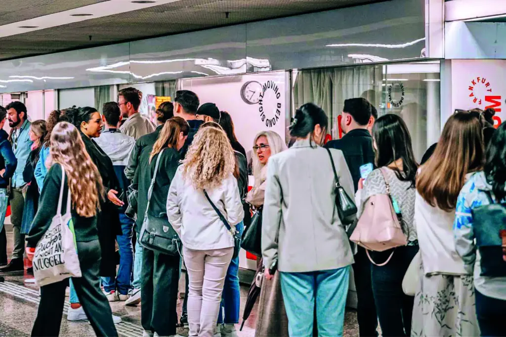 Viele Menschen in einer Schlange vor dem Eingang des Museums. Copyright DIALOGMUSEUM/Julia Reisinger