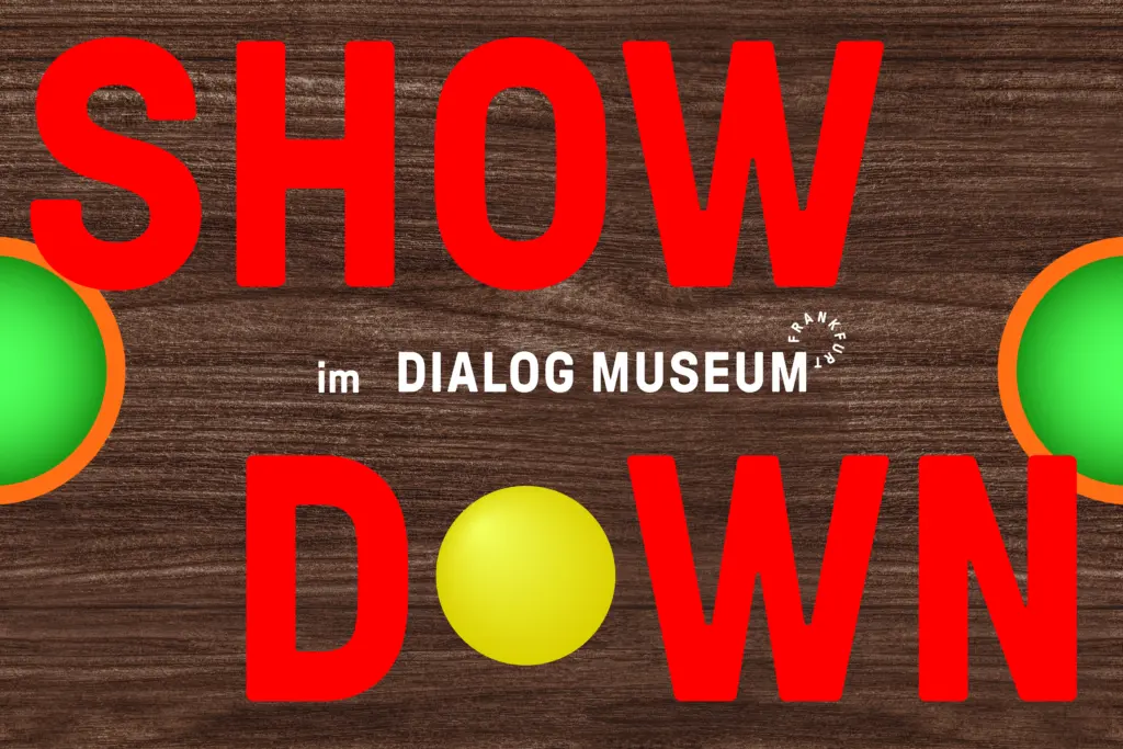 Auf dunkelbraunem Holz sieht man in großen roten Buchstaben den Titel „Showdown". An beiden Seiten sind grüne Halbkreise angeordnet. in der Mitte sieht man das Logo Des DIALOGMUSEUM.